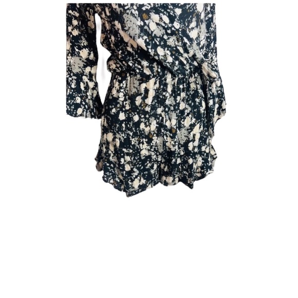 FREE PEOPLE “All the Right Ruffles” Shorts Romper Key Hole Back in B/W Size M - Picture 4 of 9